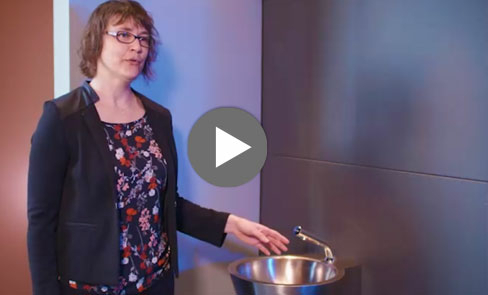 Zobacz film przedstawiający designerską umywalkę MINI BAILA, która wzbogaci każdą przestrzeń sanitarną