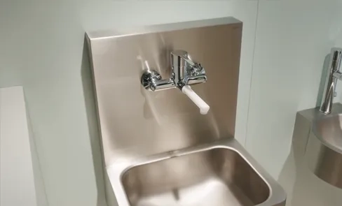 Odkryj wideo przedstawiające umywalkę szpitalną, prawdziwy must-have kiedy mówimy o higienie dłoni. Idealna do szpitali i placówek opieki zdrowotnej.