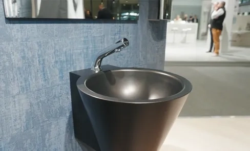 Odkryj wideo przedstawiające matową czarną umywalkę MINI BAILA, która nada styl Twojej przestrzeni sanitarnej. Odważ się na styl „mix and match”!